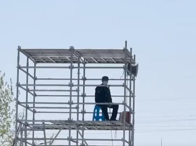 苏沪交界处架起临时“岗哨”，甚至还安排上了探照灯，当地疫情有多严峻？