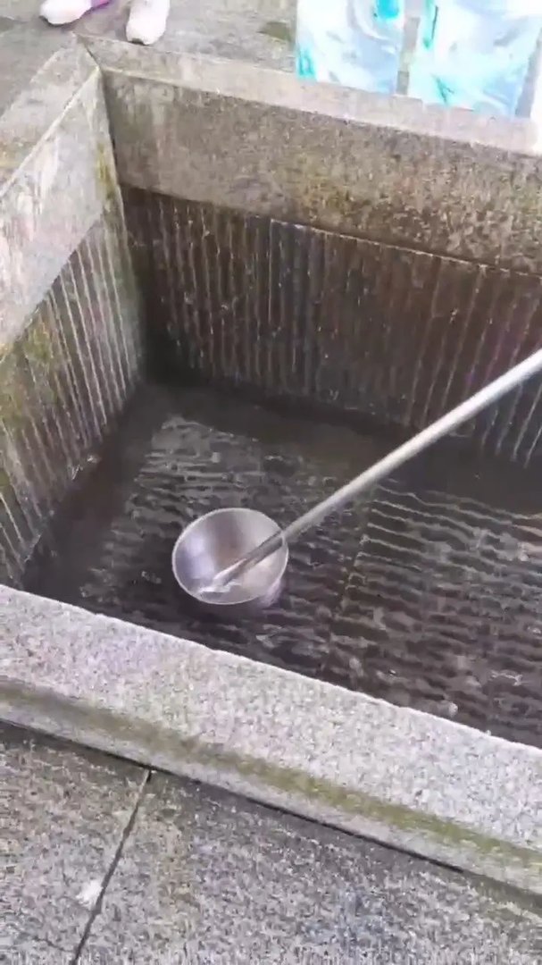 湖南一男子跳下古井中赤脚取水，古井水变“洗脚水”给当地造成了哪些损失？