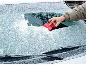 哈尔滨暴雪，一车窗结冰司机“铁头功”一头撞破，此举有何安全隐患？