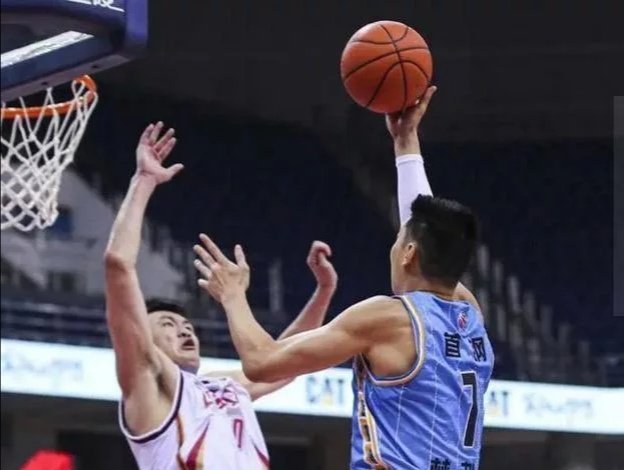 林书豪被侵犯致使嘴角流血，他为何屡屡被对手侵犯？