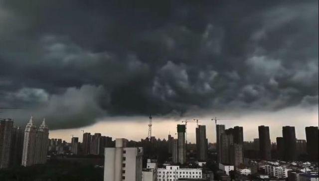 郑州暴雨白天瞬间变黑夜，天气突然变化的原因是什么？
