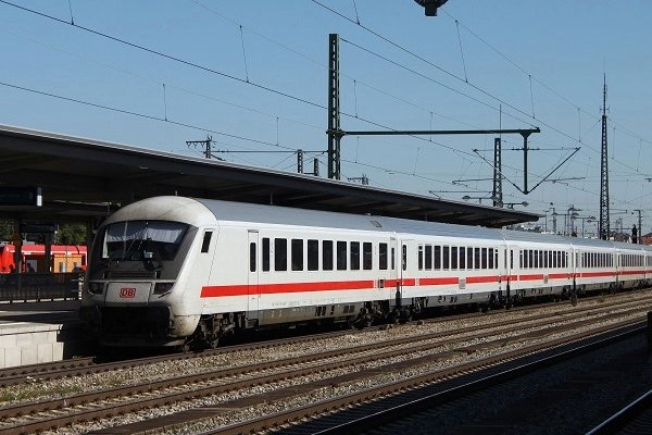 为什么有的站火车要换火车头呢？