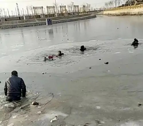 保定一男童意外落水母亲慌忙去救，双双被冲走，如何防范意外事件的发生？