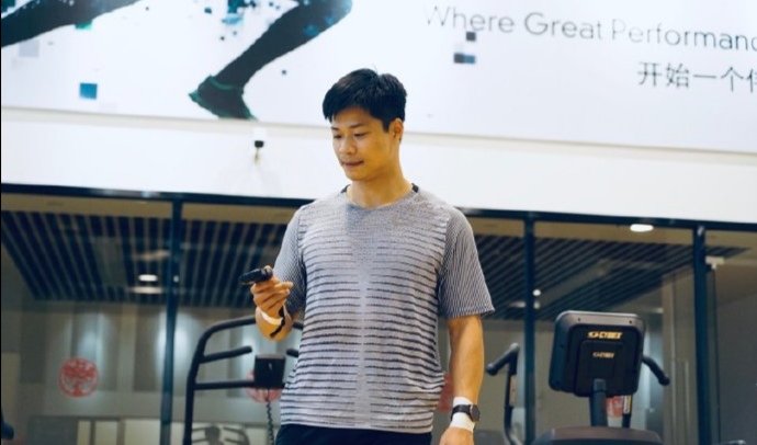 苏炳添在内蒙古吃烤全羊，内蒙的烤全羊好吃吗？