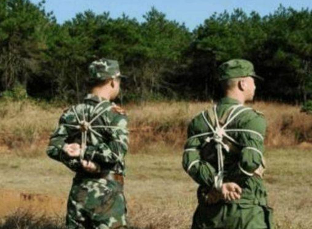 五花大绑后面手怎么绑图片