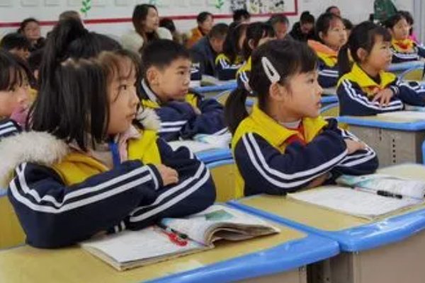 云树遥隔的意思
