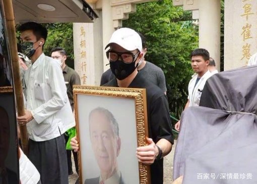 赌王去世一年才下葬，二太坐轮椅三太多人搀扶，黎婉华幼女最孤单，为什么？