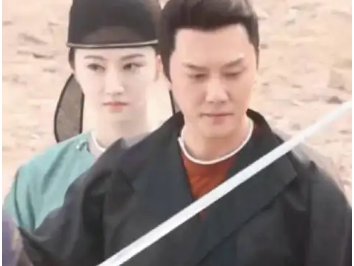 冯绍峰《灼灼风流》曝路透,穿墨绿长袍骑马,他还有哪些经典的古装造型?