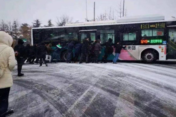 沈阳轻轨雪地趴窝，乘客协力推车，目前该列车恢复运行了吗？