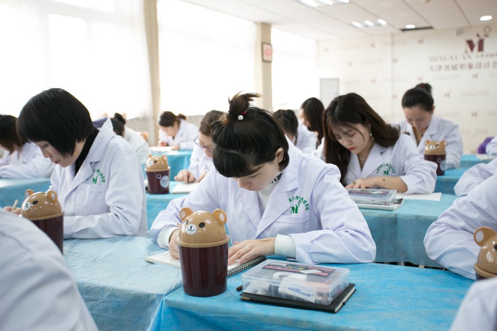 学美甲要花多少钱？