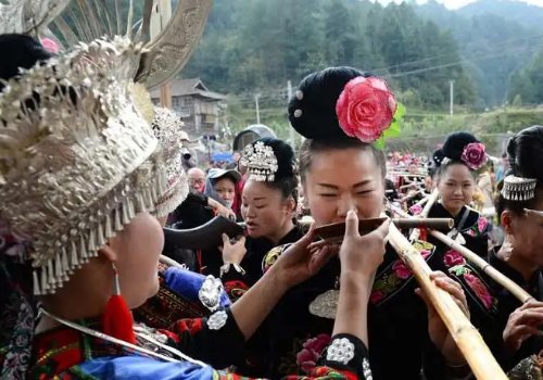 贵州女子后回娘家，婆家40多名亲友挑礼物徒步护送，你还见过哪些仪式感？