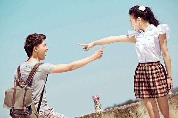 女朋友坐男朋友大腿上好吗？