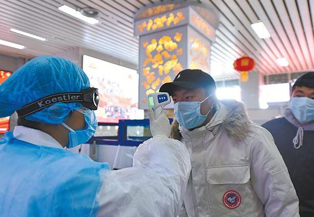 厦门的市民排队做核酸，沿途商家摆风扇降温，你有被这一幕感动到吗？