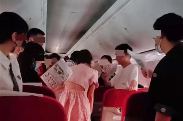 海航客机突发故障断电，乘客身体不适被扶出，燃油附加费还需要出吗？