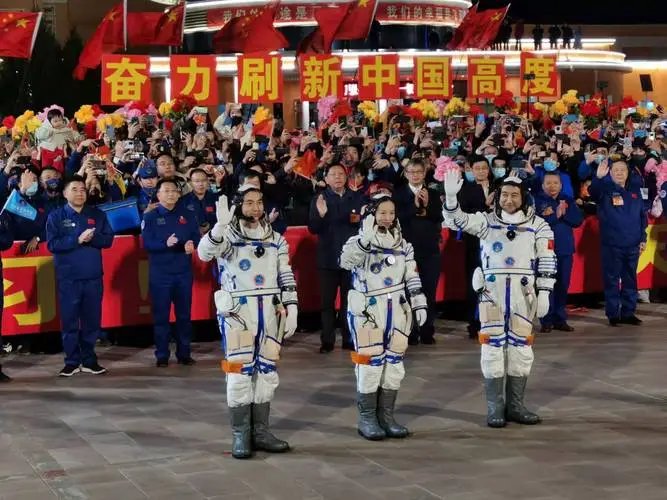 你如何看待叶光富在太空玩华容道这件事？