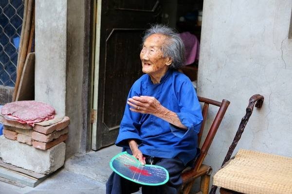 83岁老太交往26岁小伙后身亡，这两人发生了什么故事？