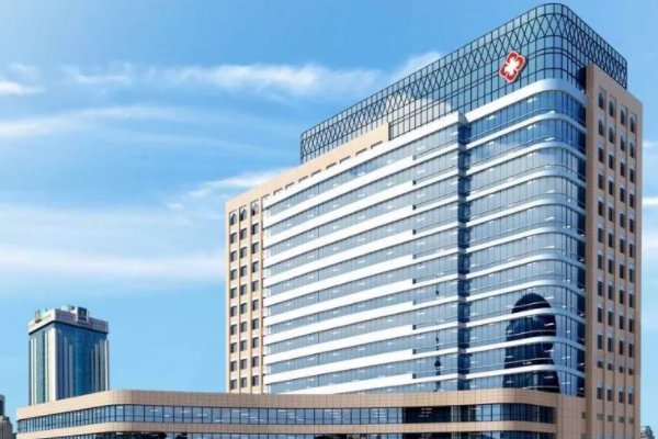 有人称北京孕妇在医院门口分娩，院方对此作何回应？