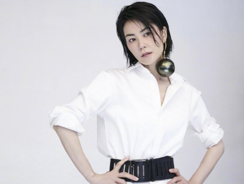 王菲比谢霆锋大几岁呀