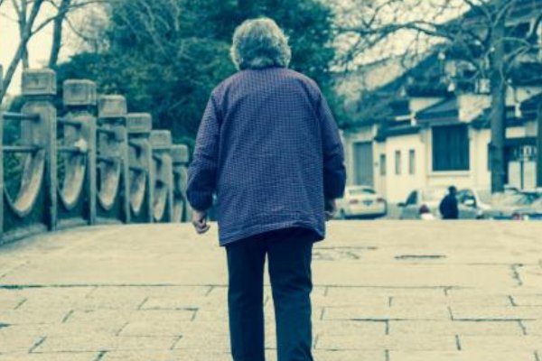 八旬老人中1000万彩票后身亡，子女互相怀疑，母亲急于分遗产有何隐情？