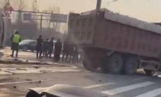 沈阳大货车与轻轨相撞，此起事故会如何划分责任？