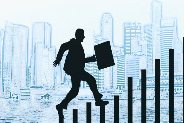 清华学生边骑车边用电脑,是真学霸还是无奈之举?