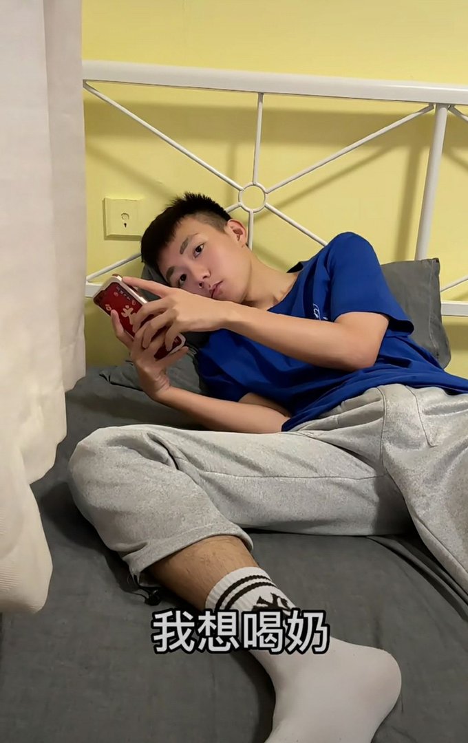 一个女人同时交往两个男人被一方发现了怎么办？