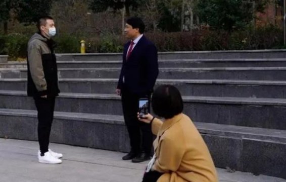 辱母刺杀案于欢接父亲出狱，这起事件对于欢的心理造成了什么影响？