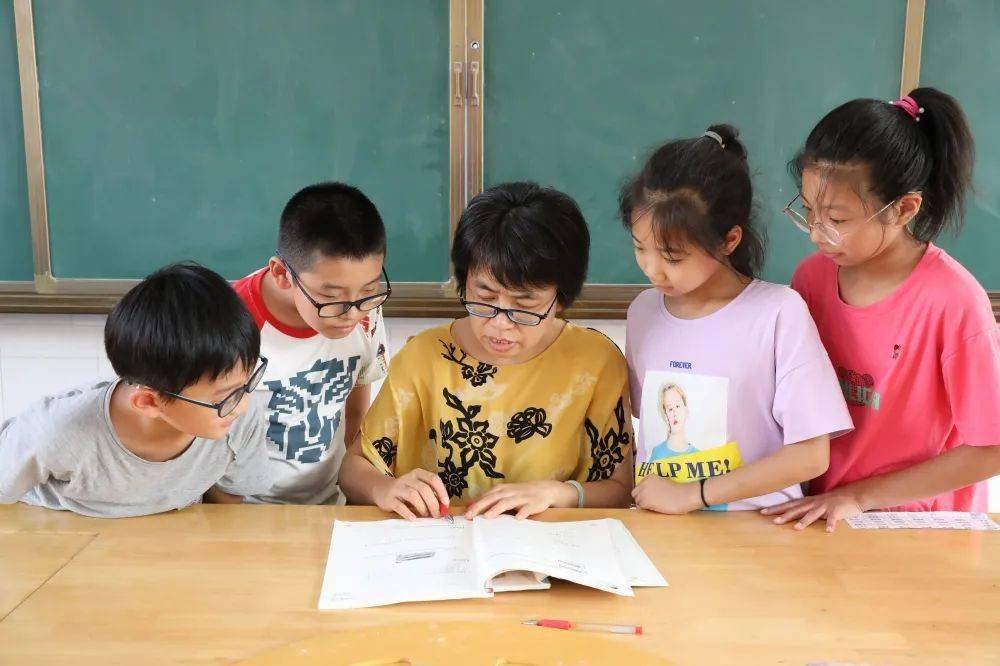 有些老师做不到对学生一视同仁瞧不起中等生,遇到这种老师该怎么办?