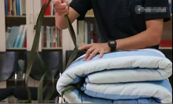 谁知道部队里被子背在身上叫什么 怎么把它用绳子绑起来