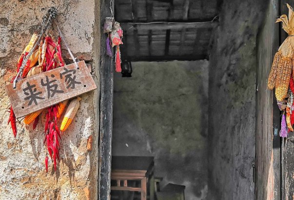 安徽一农村女子月入1千称自己很快乐，这种快乐要有哪些“舍得”？