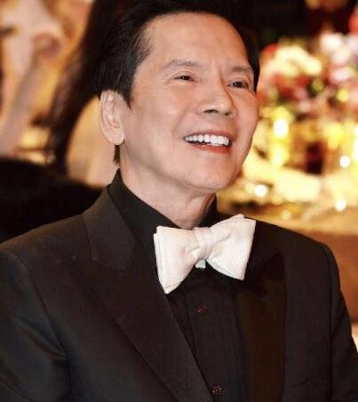 20年前不顾一切扇了向华强两巴掌的人究竟是谁？有何背景？