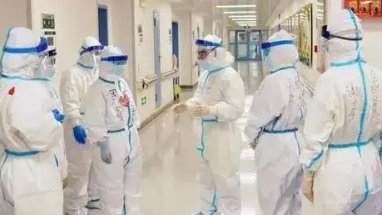 厦门的市民排队做核酸，沿途商家摆风扇降温，你有被这一幕感动到吗？