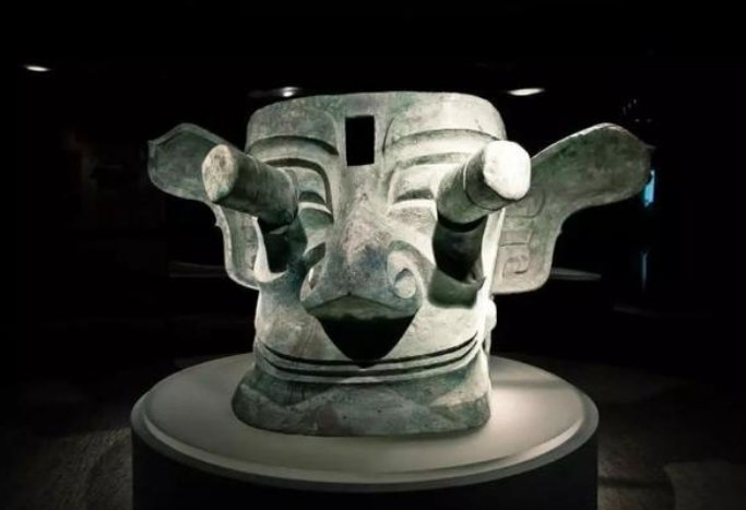 金面具上发现耳洞，耳洞的主要作用是什么？