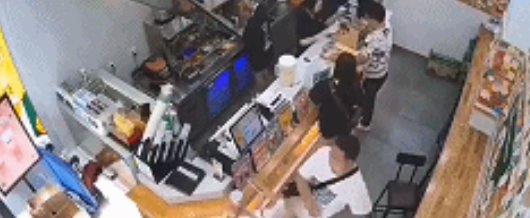 12岁女孩奶茶店遭陌生男掌掴，警方是如何通报的？