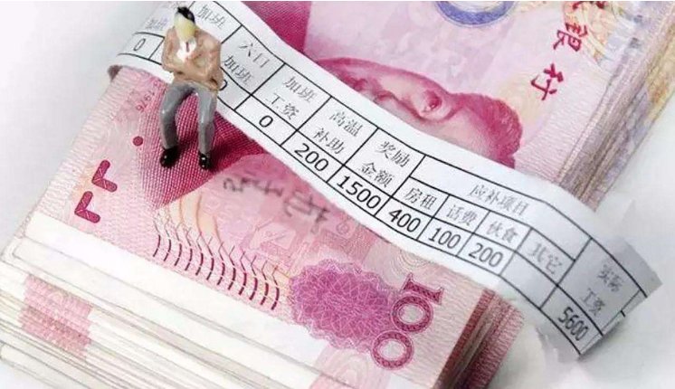 10月工资可以提前至9月发，公司不发能要求发不？