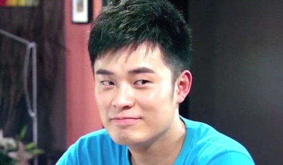 曾小贤：吃方便面没有调料包，上厕所塞马桶。