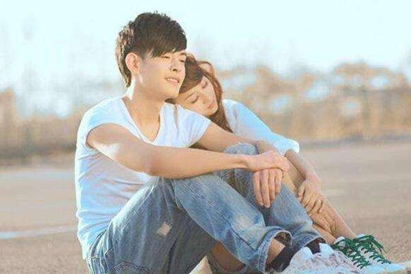 女朋友坐男朋友大腿上好吗？