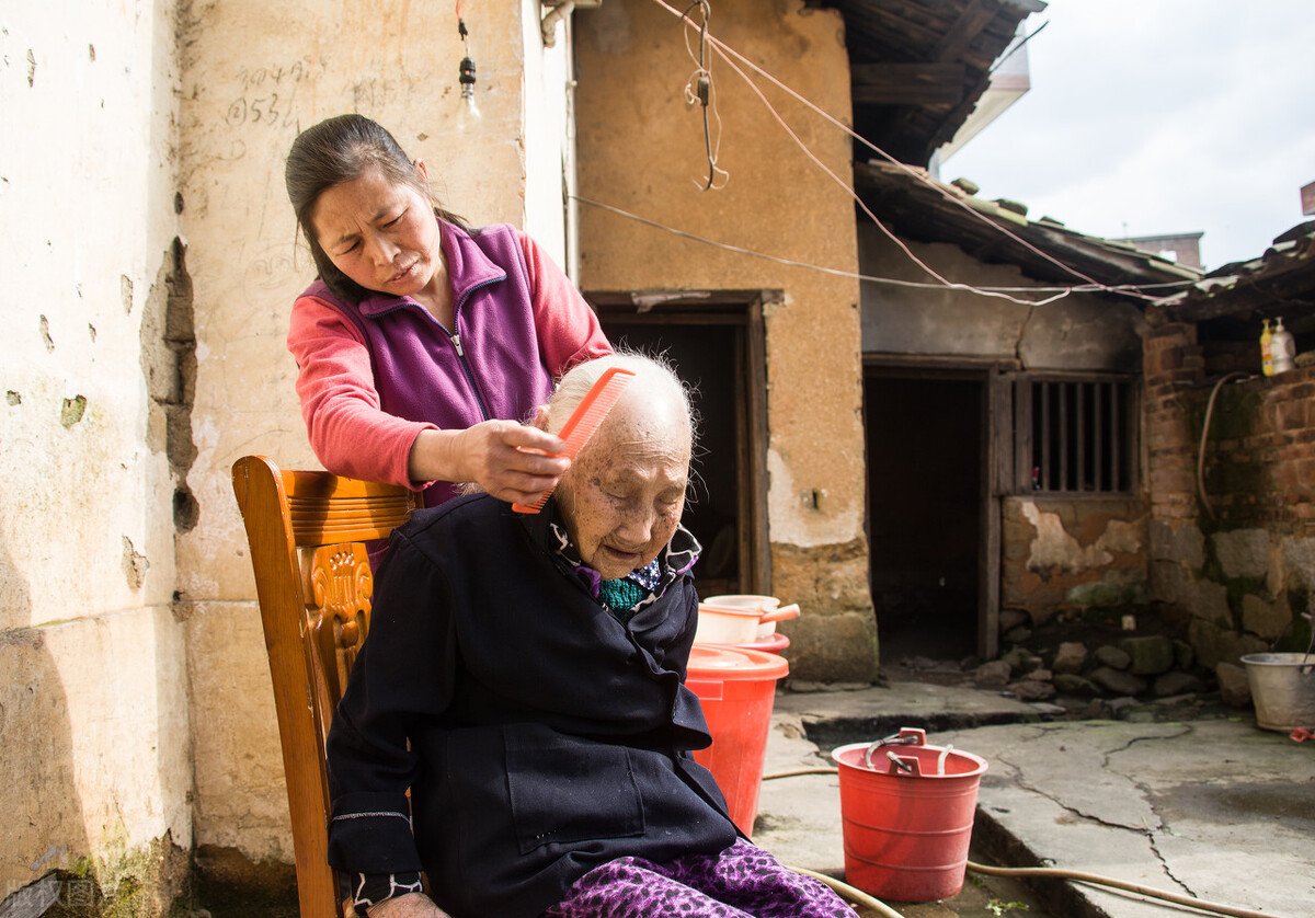 南京女孩用研究生奖学金给父亲买羽绒服视频走红，为何让众多网友红了眼睛？