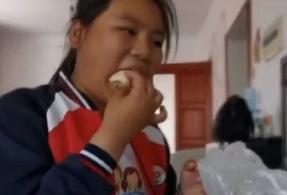 黑龙江女孩每天吃4个馒头为妈妈移植骨髓，小小年纪如此懂事有多难得？