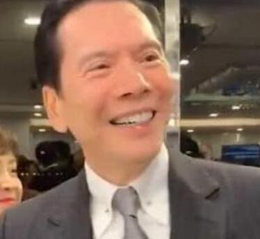 20年前不顾一切扇了向华强两巴掌的人究竟是谁？有何背景？