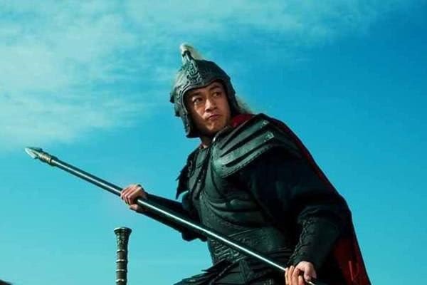 搬起石头砸自己的脚，三国演义中有哪些蠢人，为自己画地为牢？
