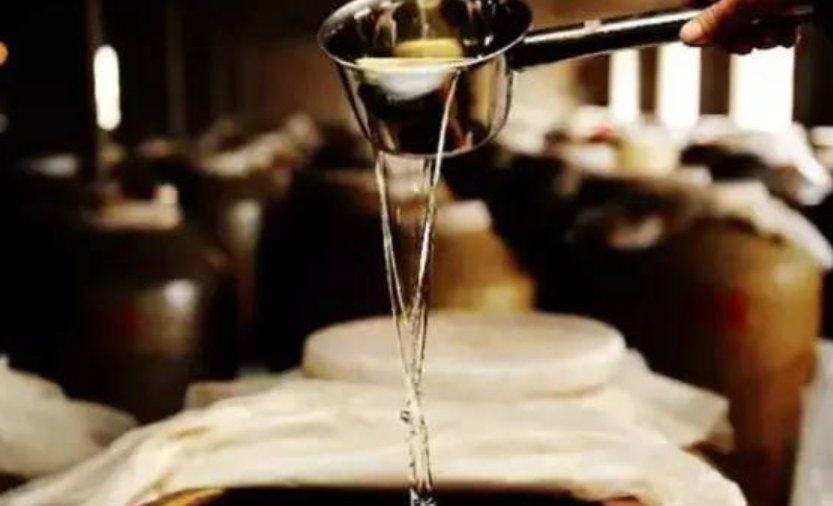 双沟大曲酒53度国产浓香型高度白酒 产品标准号：GB/T10781.1（一级）是酿造酒吗？