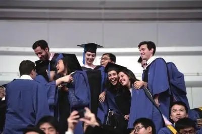 清华大学21年研究生毕业典礼冲上热搜，各大名校的毕业礼都是什么样的？