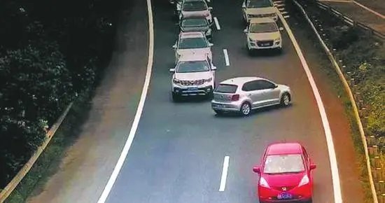 司机在高速逆行6公里，还以为是别人开反了，高速逆行有哪些安全隐患？