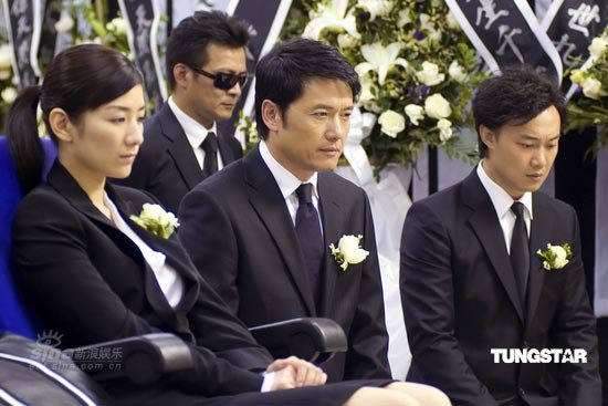 一部电影，是黑帮的死了一个人，然后葬礼上警察来了，想翻棺材，但被黑帮的把手给夹了，是什么电影