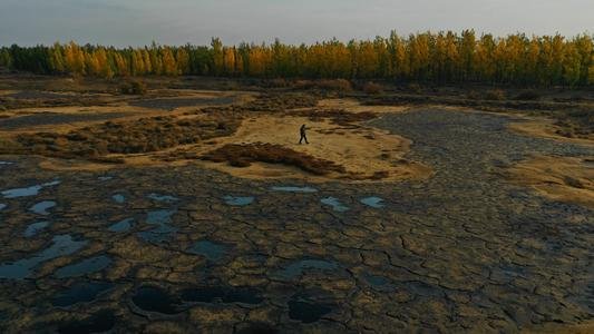 腾格里污染举报人被刑拘，官方是如何回应的？