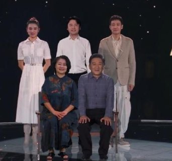 宋佳、辛柏青含泪再唱《人世间》，这首歌为何会引发网友共鸣？