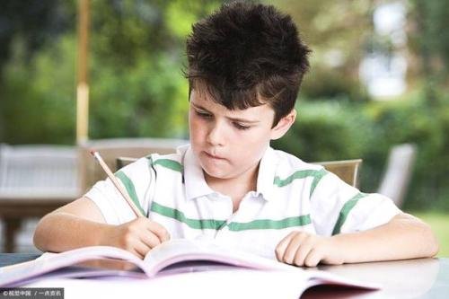 代表建议让学生在校内完成家庭作业，这样能否给学生减负？