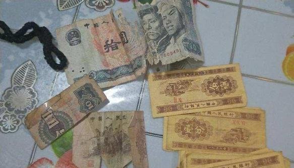 老人去世后家人整理遗物，发现一柜子零钱，老人生前有多节俭？