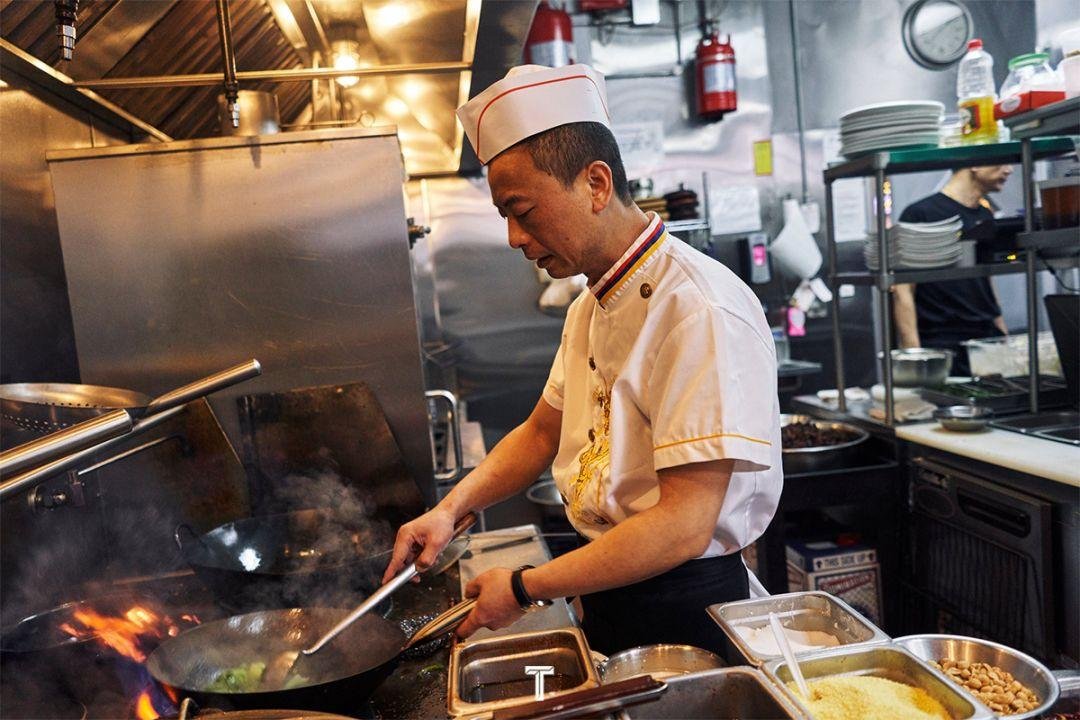 华裔男子在纽约中餐厅，见义勇为反被刺死！你如何看待此事？